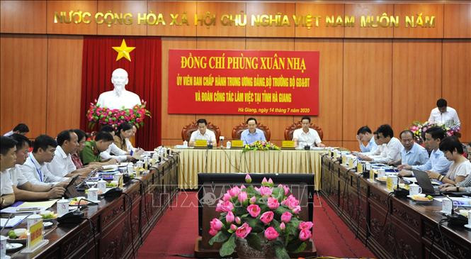 Quang cảnh buổi làm việc. Ảnh: Minh Tâm - TTXVN Bộ trưởng Phùng Xuân Nhạ: Hà Giang cần triển khai nghiêm túc, hiệu quả kỳ thi tốt nghiệp Trung học phổ thông năm 2020 ảnh 1