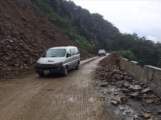 Sau nhiều giờ ách tắc, tuyến QL 8A, Km 82+300, đoạn qua địa bàn thôn Hà Trai, xã Sơn Kim 1, huyện Hương Sơn đã được thông tuyến vào trưa 26/9/2021. Ảnh: TTXVN phát Hà Tĩnh: Tập trung khắc phục hậu quả mưa, lũ đảm bảo đời sống nhân dân ảnh 2
