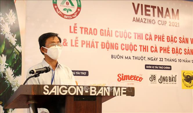 Ngày 22/10/2021, tại thành phố Buôn Ma Thuột, UBND tỉnh Đắk Lắk và Hiệp hội cà phê Buôn Ma Thuột phối hợp tổ chức Lễ trao giải cuộc thi Cà phê đặc sản Việt Nam năm 2021, phát động cuộc thi năm 2022 theo hình thức trực tuyến. Cuộc thi có 41 đơn vị tham gia đến từ Hà Nội, thành phố Hồ Chí Minh và các tỉnh Sơn La, Quảng Trị, Đắk Nông, Gia Lai, Lâm Đồng và Đắk Lắk với 74 mẫu cà phê dự thi. Ảnh: TTXVN phát Phát động cuộc thi Cà phê đặc sản Việt Nam năm 2022 ảnh 1
