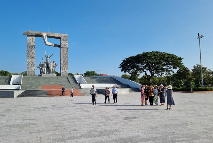 Không gian Quảng trường 16/4, thành phố Phan Rang – Tháp Chàm luôn được giữ gìn sạch đẹp. Ảnh: Nguyễn Thành – TTXVN Ninh Thuận hướng đến mục tiêu phát triển du lịch xanh, bền vững ảnh 1