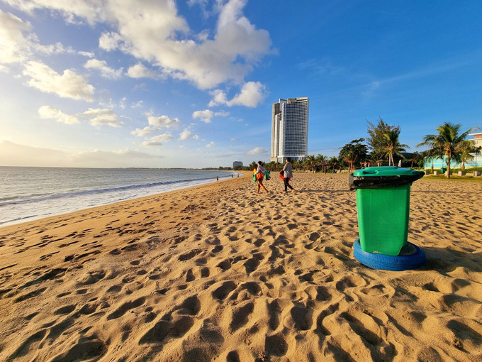 Thùng rác bố trí ở biển Bình Sơn (thành phố Phan Rang – Tháp Chàm) góp phần bảo vệ môi trường. Ảnh: Nguyễn Thành – TTXVN Ninh Thuận hướng đến mục tiêu phát triển du lịch xanh, bền vững ảnh 2