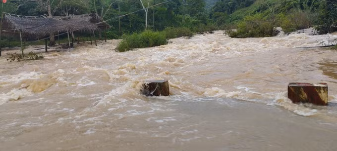 Quảng Trị: Mưa lớn khiến nhiều hộ dân, ngầm tràn, đường giao thông bị ngập lụt ảnh 4