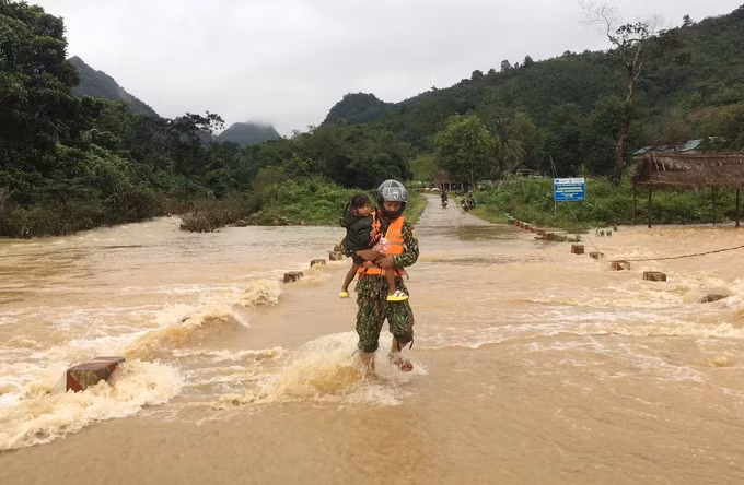 Quảng Trị: Mưa lớn khiến nhiều hộ dân, ngầm tràn, đường giao thông bị ngập lụt ảnh 3
