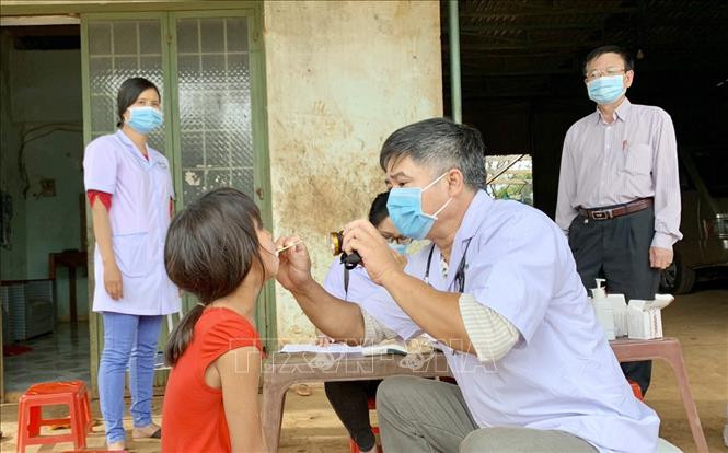 Ngành y tế tỉnh Gia Lai thực hiện khám sàng lọc cho người dân tại làng Bông Hiot, xã Hải Yang, huyện Đak Đoa- nơi có ca bệnh bạch hầu tử vong. Ảnh: Quang Thái - TTXVN Thêm 9 ca dương tính với bệnh bạch hầu ở Gia Lai ảnh 1