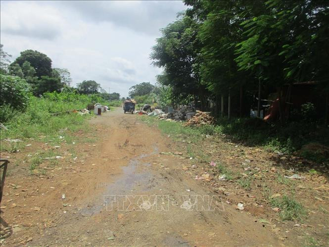 Dự án xây dựng đường trục Trung tâm- khu Trung tâm hành chính- Đô thị trung tâm vùng miền núi phía Tây tỉnh Thanh Hóa do Sở xây dựng tỉnh Thanh Hóa làm chủ đầu tư ngừng thi công do thiếu vốn. Ảnh: Nguyễn Nam-TTXVN Cần sớm hoàn thành tuyến đường phục vụ đi lại cho người dân vùng cao Ngọc Lặc ảnh 2