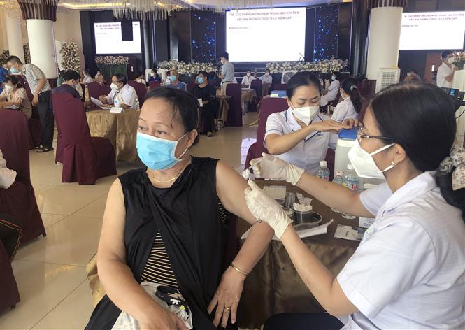 Tiêm vaccine phòng COVID-19 cho người cao tuổi ở thành phố Quy Nhơn. Ảnh: Nguyên Linh-TTXVN COVID-19: Từ đại dịch tới “bệnh đặc hữu” (Bài 2) ảnh 2