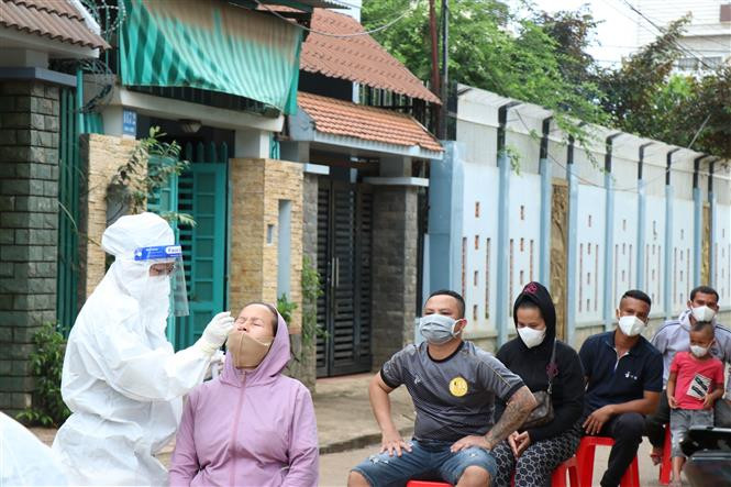 Lấy mẫu xét nghiệm sàng lọc cho người dân phường Tân Lập, thành phố Buôn Ma Thuột, Đắk Lắk. Ảnh: Tuấn Anh – TTXVN COVID-19: Từ đại dịch tới “bệnh đặc hữu” (Bài 2) ảnh 1