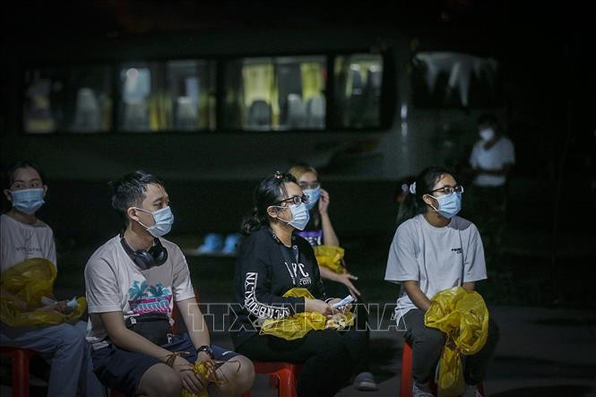 Công dân ngồi chờ làm các thủ tục theo quy định trước khi vào khu cách ly. Ảnh: Trọng Đạt - TTXVN Việt Nam ghi nhận thêm một ca mắc COVID-19 mới, được cách ly ngay sau khi nhập cảnh ảnh 1