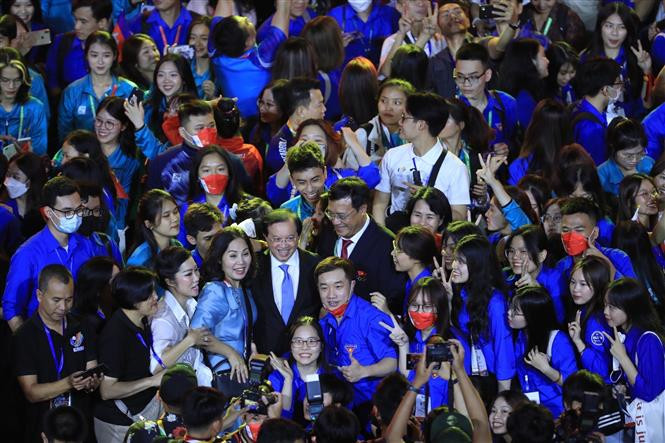 Các VĐV, nghệ sĩ, tình nguyện viên Việt Nam và các nước trong buổi tối chia tay SEA Games 31. Ảnh: TTXVN Lễ Bế mạc SEA Games 31: Hội tụ để cùng ngân vang khúc ca chiến thắng ảnh 10