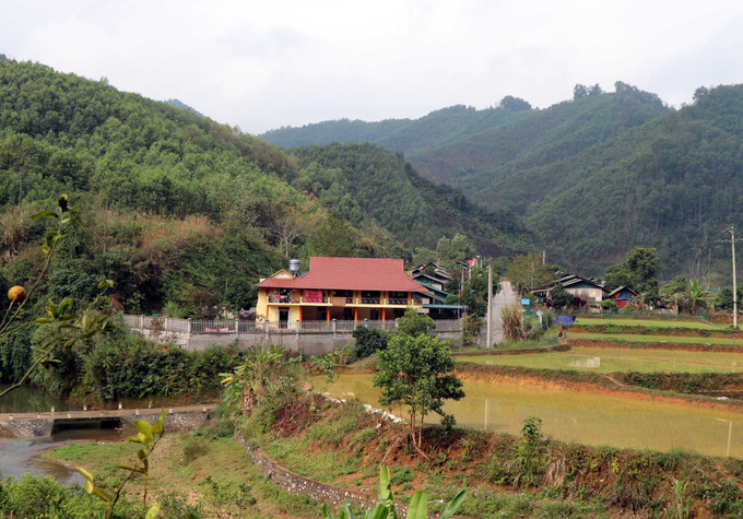 Những ngôi nhà mới khang trang ở các làng quê huyện Hàm Yên (Tuyên Quang) được xây dựng ngày một nhiều. Ảnh: Vũ Quang – TTXVN Xây dựng nông thôn mới ở huyện vùng cao Hàm Yên ảnh 6