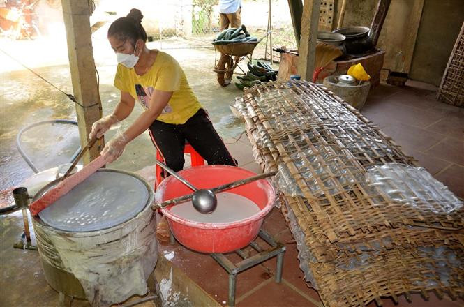 Làm miến dong Hương Ngọc. Ảnh: Nguyễn Nam - TTXVN Sắc thái riêng miến dong Hương Ngọc ảnh 2