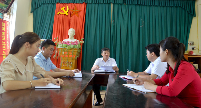 Đảng ủy xã Xuân Quang, huyện Chiêm Hóa (Tuyên Quang) trao đổi, nắm bắt tình hình địa bàn, kịp thời đề ra các giải pháp đưa Nghị quyết đại hội đi vào cuộc sống. Ảnh: baotuyenquang.com.vn Những nữ bí thư chi bộ giúp đồng bào vùng cao vượt khó ảnh 1