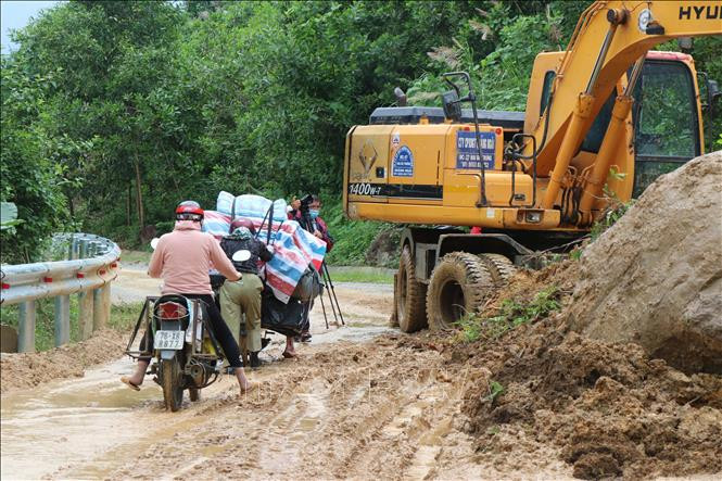 Dù đã thông tuyến nhưng tỉnh lộ 622B vẫn còn khó khăn khi đi lại. Ảnh: Sỹ Thắng – TTXVN Quảng Ngãi khắc phục, thông tuyến các điểm sạt lở ở các huyện miền núi để người dân đi lại ảnh 3