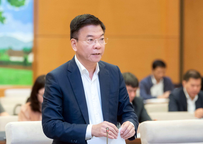 Bộ trưởng Bộ Tư pháp Lê Thành Long trình bày tờ trình. Ảnh: Doãn Tấn - TTXVN Khai mạc Phiên họp thứ 22 của Ủy ban Thường vụ Quốc hội ảnh 2