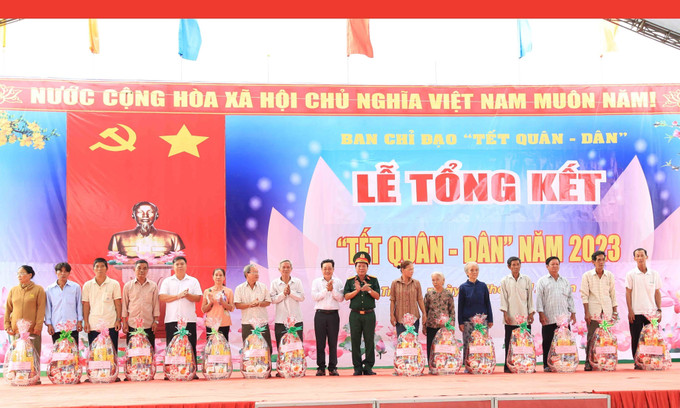 Tổ chức trao quà cho các hộ nghèo. Ảnh: Trung Hiếu - TTXVN Ấm áp “Tết quân - dân” tại tỉnh Sóc Trăng ảnh 1