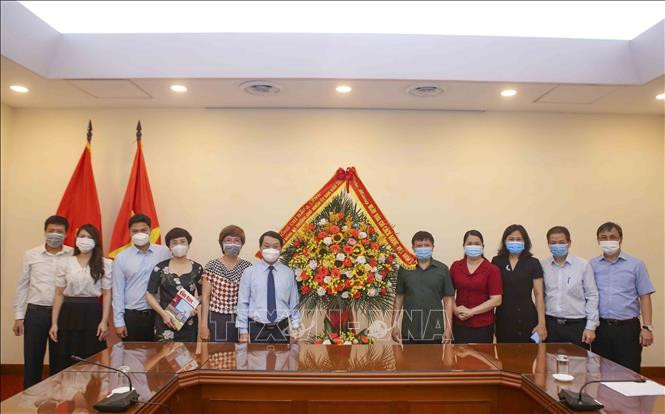 Bộ trưởng, Chủ nhiệm Ủy ban Dân tộc Hầu A Lềnh tặng hoa chúc mừng TTXVN nhân Ngày Báo chí Cách mạng Việt Nam. Ảnh: Tuấn Đức - TTXVN Lời cảm ơn của Thông tấn xã Việt Nam nhân kỷ niệm 96 năm Ngày Báo chí Cách mạng Việt Nam ảnh 1