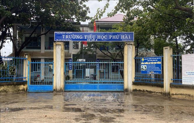 Tất cả trường học trên địa bàn tỉnh Ninh Thuận đã cho học sinh nghỉ học để tránh mưa lũ. Ảnh: Công Thử - TTXVN Ninh Thuận: Học sinh nghỉ học để tránh mưa lũ ảnh 1