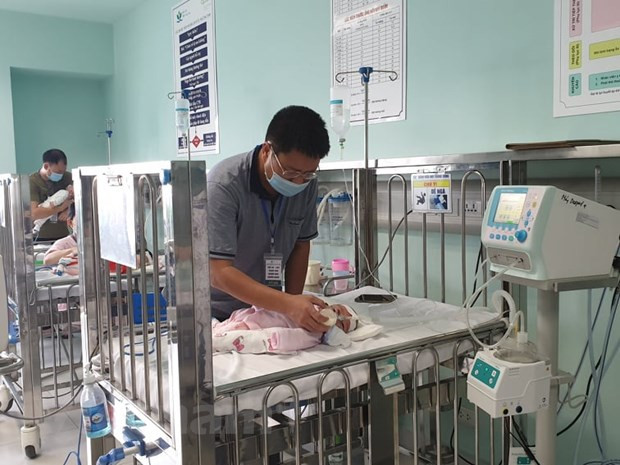 Một trẻ sơ sinh đang phải thở máy sau khi mắc virus hợp bào hô hấp. Ảnh: Vietnam+ Bảo vệ trẻ em trước virus hợp bào hô hấp trong giai đoạn giao mùa ảnh 1
