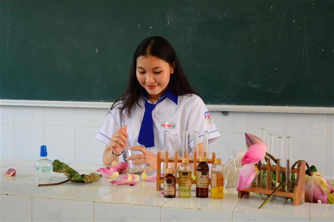 Son môi từ hoa sen được Diệu Hiền làm thủ công. Ảnh: Nhựt An - TTXVN Nguyễn Thị Diệu Hiền - Nữ sinh Đồng Tháp làm son môi từ hoa sen ảnh 2