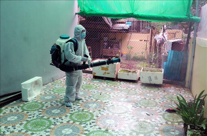 Phun hóa chất diệt muỗi trong nhà dân ở khu vực có ổ dịch sốt xuất huyết. Ảnh: Nguyễn Chinh - TTXVN Cuba phát hiện loài muỗi có thể truyền bệnh sốt xuất huyết ảnh 1