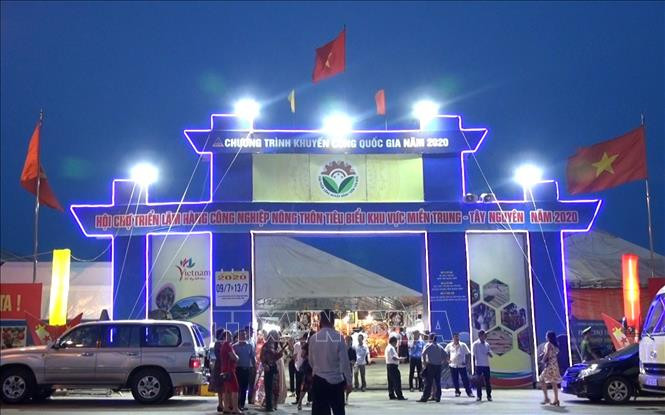 Hội chợ triển lãm hàng công nghiệp nông thôn tiêu biểu khu vực miền Trung- Tây Nguyên. Ảnh: Đức Thọ - TTXVN Khai mạc Hội chợ triển lãm hàng công nghiệp nông thôn tiêu biểu khu vực miền Trung-Tây Nguyên ảnh 3