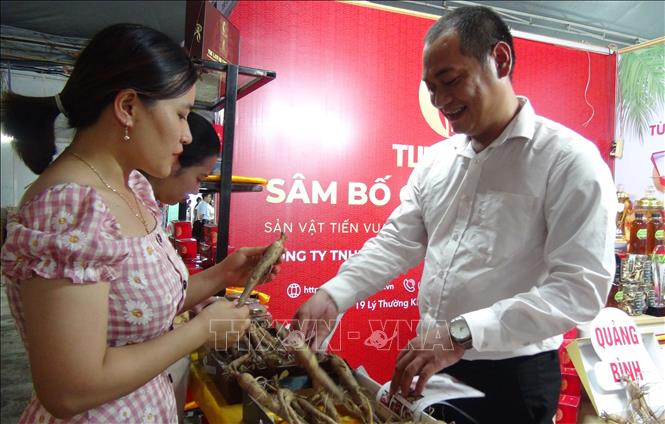 Khách mua hàng tại hội chợ. Ảnh: Đức Thọ- TTXVN Khai mạc Hội chợ triển lãm hàng công nghiệp nông thôn tiêu biểu khu vực miền Trung-Tây Nguyên ảnh 2