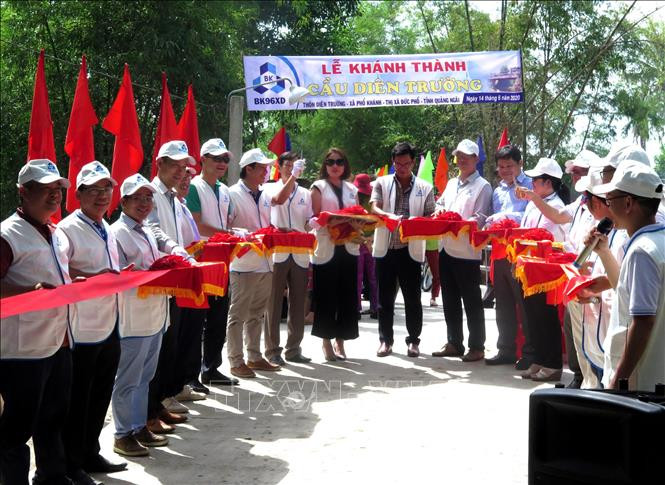 Nghi thức cắt băng khánh thành cầu Diên Trường. Ảnh: Phước Ngọc- TTXVN Quảng Ngãi: Đưa vào sử dụng cây cầu tại vùng thường xuyên bị cô lập do mưa lũ ảnh 1