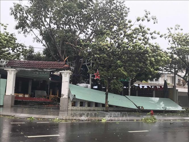 Nhiều hàng quán, bảng hiệu bị tốc mái, đổ ngổn ngang. Ảnh: Phạm Kha - TTXVN Bão số 9: Gió sẽ mạnh nhất vào trưa và đầu giờ chiều 28/10; Nước dâng từ 0,5-1,5 m khu vực ven biển từ Nghệ An đến Bình Định ảnh 1