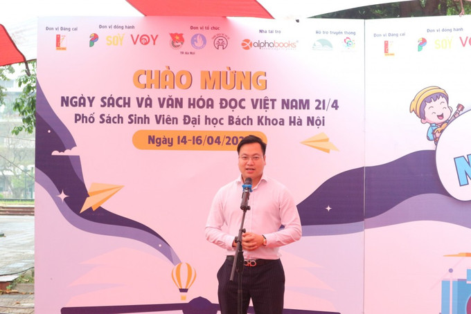 Ông Trần Quang Hưng, Ủy viên BCH Trung ương Đoàn, Phó Chủ tịch Trung ương Hội Sinh viên Việt Nam, Phó Bí thư Thành đoàn, Chủ tịch Hội Sinh viên Việt Nam thành phố Hà Nội phát biểu khai mạc ngày hội. Ảnh: tuoitrethudo.vn Ngày Sách và Văn hóa đọc Việt Nam 2022: Sôi nổi Ngày hội Sách - Phố sách sinh viên Thủ đô ảnh 1