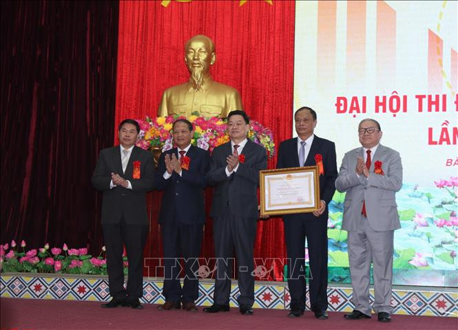 Đồng chí Thào Xuân Sùng, Chủ tịch Hội Nông dân Việt Nam, thành viên Hội đồng Thi đua khen thưởng Trung ương thừa ủy quyền của Chủ tịch Nước, trao Huân chương Lao động hạng Nhất cho đảng bộ, chính quyền và nhân dân tỉnh Bắc Kạn. Ảnh: Vũ Hoàng Giang - TTXVN Đại hội Thi đua yêu nước tỉnh Bắc Kạn lần thứ V ảnh 2