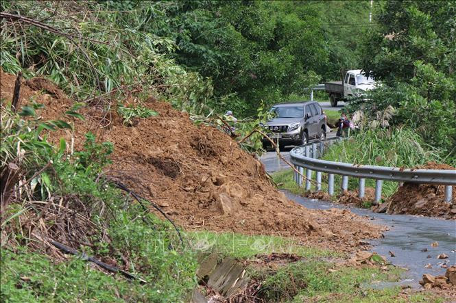 Hàng trăm mét khối đất, đá bị sạt lở chiếm trọn con đường. Ảnh: Sỹ Thắng - TTXVN Quảng Ngãi khắc phục, thông tuyến các điểm sạt lở ở các huyện miền núi để người dân đi lại ảnh 5