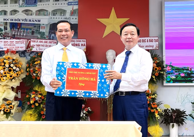 Phó Thủ tướng Trần Hồng Hà: Các em hãy tiên phong, đi đầu trong việc giữ gìn, bảo vệ môi trường, thích ứng với biến đổi khí hậu ảnh 4