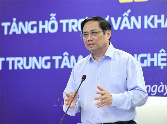 Thủ tướng Phạm Minh Chính nhấn mạnh việc kết nối và sử dụng nền tảng khám chữa bệnh từ xa giúp hỗ trợ chẩn đoán, điều trị kịp thời với các ca bệnh nặng, hạn chế quá tải ở các bệnh viện tuyến trên. Ảnh: Dương Giang-TTXVN Thủ tướng Phạm Minh Chính dự lễ công bố kết nối nền tảng hỗ trợ tư vấn khám, chữa bệnh từ xa ảnh 2