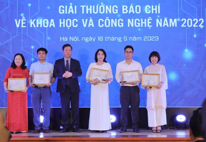 Các tác giả, nhóm tác giả nhận giải phụ giải thưởng báo chí về khoa học và công nghệ năm 2022. Ảnh: Hoàng Hiếu - TTXVN Ngày Khoa học và Công nghệ 18/5: Trao giải thưởng báo chí về khoa học và công nghệ năm 2022 ảnh 6