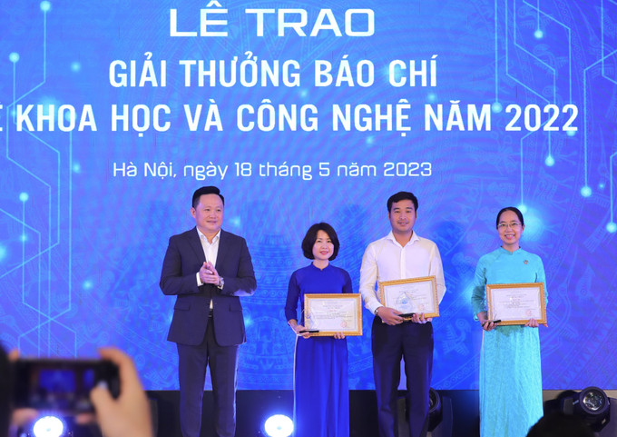Các tác giả đoạt giải Ba giải thưởng báo chí về khoa học và công nghệ năm 2022. Ảnh: Hoàng Hiếu - TTXVN Ngày Khoa học và Công nghệ 18/5: Trao giải thưởng báo chí về khoa học và công nghệ năm 2022 ảnh 5