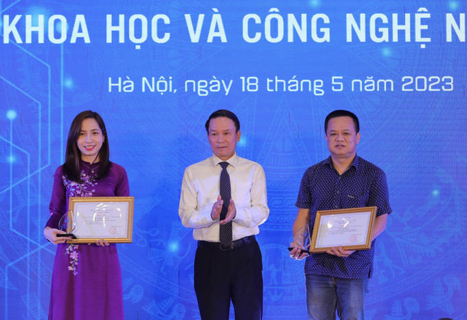 Phó Chủ tịch Thường trực Hội nhà báo Việt Nam Nguyễn Đức Lợi - Chủ tịch Hội đồng chung khảo Giải thưởng với các tác giả đoạt giải Nhì. Ảnh: Hoàng Hiếu - TTXVN Ngày Khoa học và Công nghệ 18/5: Trao giải thưởng báo chí về khoa học và công nghệ năm 2022 ảnh 3