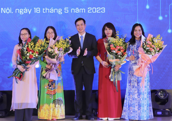 Thứ trưởng Bộ Khoa học và Công nghệ Bùi Thế Duy - Trưởng Ban tổ chức Giải thưởng tặng Bằng khen và biểu trưng cho các tác giả đoạt giải Nhất. Ảnh: Hoàng Hiếu - TTXVN Ngày Khoa học và Công nghệ 18/5: Trao giải thưởng báo chí về khoa học và công nghệ năm 2022 ảnh 1