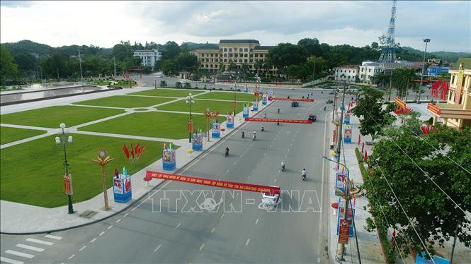 Đường phố Yên Bái rợp cờ hoa chào mừng kỷ niệm 120 năm ngày thành lập tỉnh Yên Bái (11/4/1900 - 11/4/2020) và 75 năm ngày thành lập Đảng bộ tỉnh Yên Bái (7/5/1945 - 7/5/2020). Ảnh: Đức Tưởng - TTXVN Đưa Yên Bái phát triển khá ở Vùng trung du và miền núi phía Bắc ảnh 1