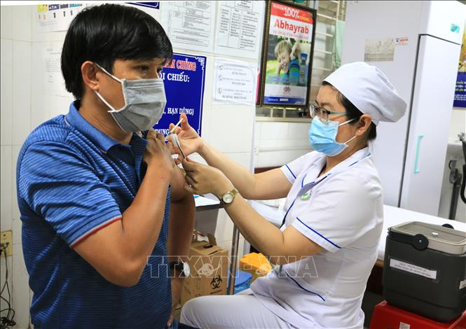 Tiêm vaccine phòng COVID-19 cho lực lượng giáo viên làm nhiệm vụ coi thi. Ảnh: Lê Thúy Hằng – TTXVN Mở rộng đối tượng tiêm vaccine phòng COVID-19 trong chiến dịch tiêm năm 2021-2022 ảnh 1