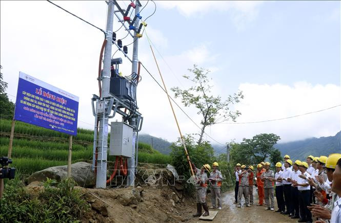 Thực hiện đóng điện tại thôn Trát 1. Ảnh: Quốc Khánh - TTXVN Lào Cai: Đưa điện lưới quốc gia tới 128 hộ dân thuộc các xã khó khăn ảnh 1