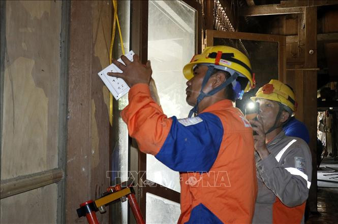 Công nhân Điện lực thành phố Lào Cai lắp đặt hệ thống điện cho các hộ dân tại thôn Trát 1. Ảnh: Quốc Khánh - TTXVN Lào Cai: Đưa điện lưới quốc gia tới 128 hộ dân thuộc các xã khó khăn ảnh 2
