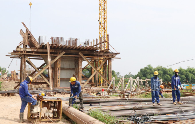 Một góc công trường thi công cầu Huống Thượng thuộc Dựa án phát triển đô thị động lực thành phố Thái Nguyên. Ảnh: Hoàng Nguyên - TTXVN Năm 2023: Thái Nguyên khẳng định vị thế trung tâm vùng Trung du miền núi phía Bắc ảnh 1