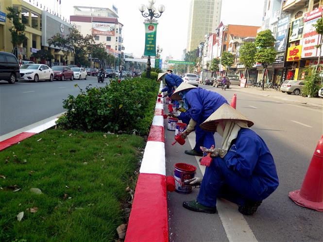Công nhân Công ty Cổ phần Môi trường và Công trình đô thị Thái Nguyên làm đẹp các tuyến phố trung tâm. Ảnh: Thu Hằng - TTXVN Năm 2023: Thái Nguyên khẳng định vị thế trung tâm vùng Trung du miền núi phía Bắc ảnh 4