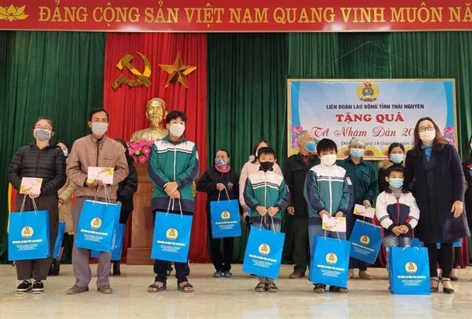 Liên đoàn Lao động tỉnh Thái Nguyên chăm lo Tết cho người lao động. Ảnh: Thu Hằng - TTXVN Năm 2023: Thái Nguyên khẳng định vị thế trung tâm vùng Trung du miền núi phía Bắc ảnh 2