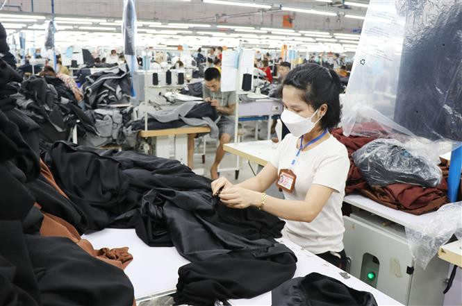 Công nhân Nhà máy may Thagaco Đại Từ hoàn thiện sản phẩm may xuất khẩu. Ảnh: Hoàng Nguyên - TTXVN Năm 2023: Thái Nguyên khẳng định vị thế trung tâm vùng Trung du miền núi phía Bắc ảnh 6
