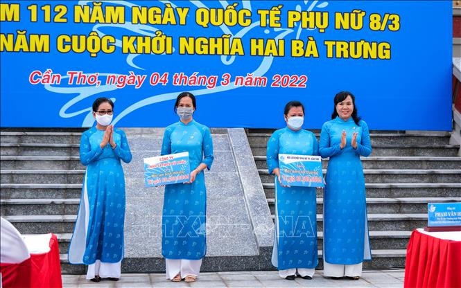 Đại diện Hội Liên hiệp Phụ nữ thành phố Cần Thơ trao bảng tượng trưng hỗ trợ mái ấm tình thương cho phụ nữ khó khăn. Ảnh: Thu Hiền – TTXVN Hội Liên hiệp Phụ nữ thành phố Cần Thơ: Đổi mới, sáng tạo hỗ trợ phụ nữ khởi nghiệp, phát triển kinh tế ảnh 2
