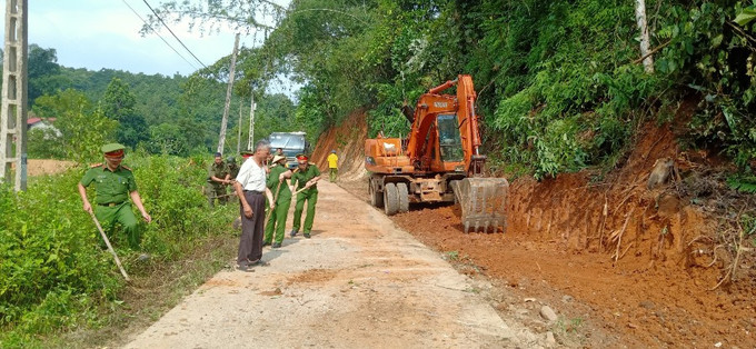 Ông Đỗ Công Đĩnh (mặc áo trắng, ảnh trên), Trưởng thôn Chính Tiến, xã Gia Phú, huyện Bảo Thắng là một trong những gia đình đi đầu trong phong trào hiến đất làm đường. Ảnh: laocai.gov.vn Lào Cai: Hiến "tấc vàng" để xây dựng nông thôn mới ảnh 1