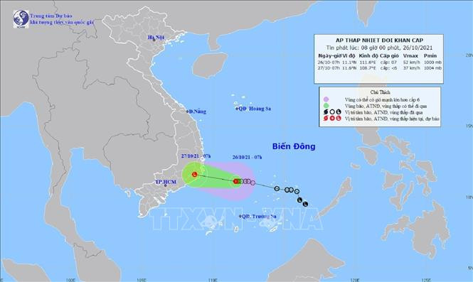 Bản đồ đường đi của vùng áp thấp trên biển Đông sáng 26/10. Ảnh: TTXVN phát Chiều tối 26/10, áp thấp nhiệt đới suy yếu, từ Thừa Thiên-Huế trở vào mưa to đến rất to ảnh 1