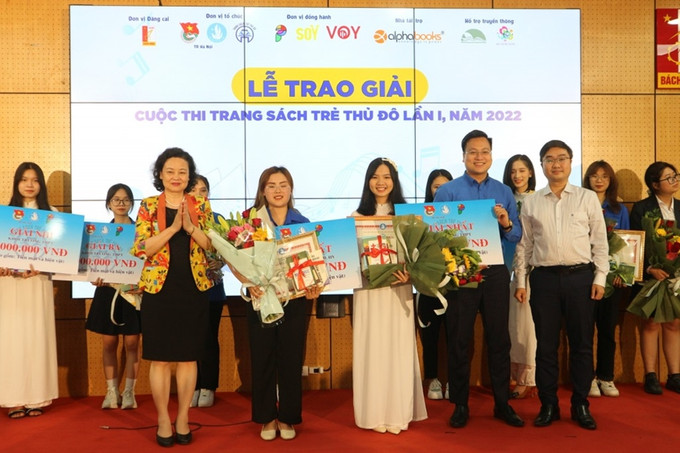 Đại diện Ban tổ chức cuộc thi “Trang sách trẻ Thủ đô” trao giải Nhất cho thí sinh Bùi Hà My và thí sinh Nguyễn Thị Ánh Dương. Ảnh: qdnd.vn Ngày Sách và Văn hóa đọc Việt Nam 2022: Sôi nổi Ngày hội Sách - Phố sách sinh viên Thủ đô ảnh 2