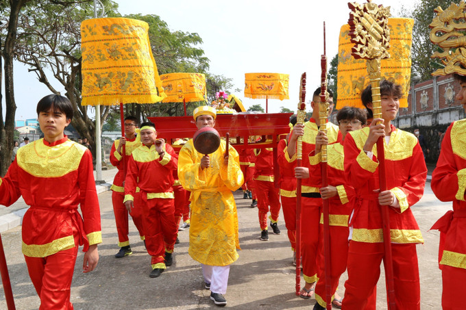 Nghi thức lễ "Cấp thủy" lấy nước tại ngã ba Xoáy nguồn (sông Ka Long) về đền Xã Tắc để làm lễ Mộc dục. Ảnh: Thanh Vân-TTXVN Du lịch Quảng Ninh phục hồi ấn tượng ảnh 2